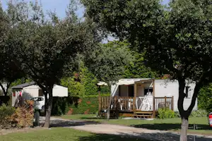 Camping Des Favards - Mobilheim mit Terrasse im Grünen