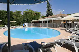 Camping Des Favards - Pool mit Liegestühlen und Sonnenschirmen auf dem Campingplatz