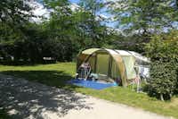 Camping Des Gayeulles - Ein Zelt auf einem Stellplatz