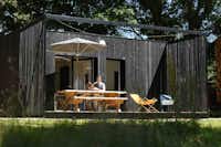 Camping Des Gayeulles - Glamping Mobilheim mit Veranda und Sitzgelegenheiten