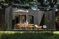 Camping Des Gayeulles - Glamping Mobilheim mit Veranda und Sitzgelegenheiten