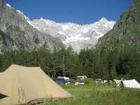 Camping Des Glaciers - Stellplätze vor dem Gletscher auf dem Campingplatz