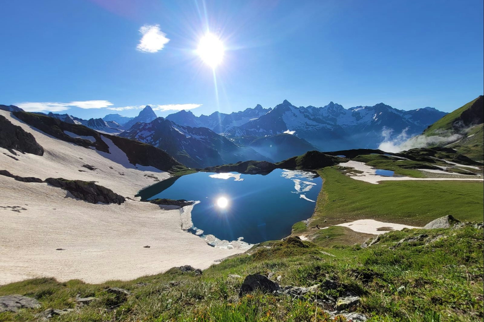 Camping des Glaciers  Camping Des Glaciers - Blick auf einen malerischen Gletschersee in der Umgebung des Campingplatzes