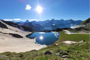 Camping des Glaciers Camping Des Glaciers - Blick auf einen malerischen Gletschersee in der Umgebung des Campingplatzes