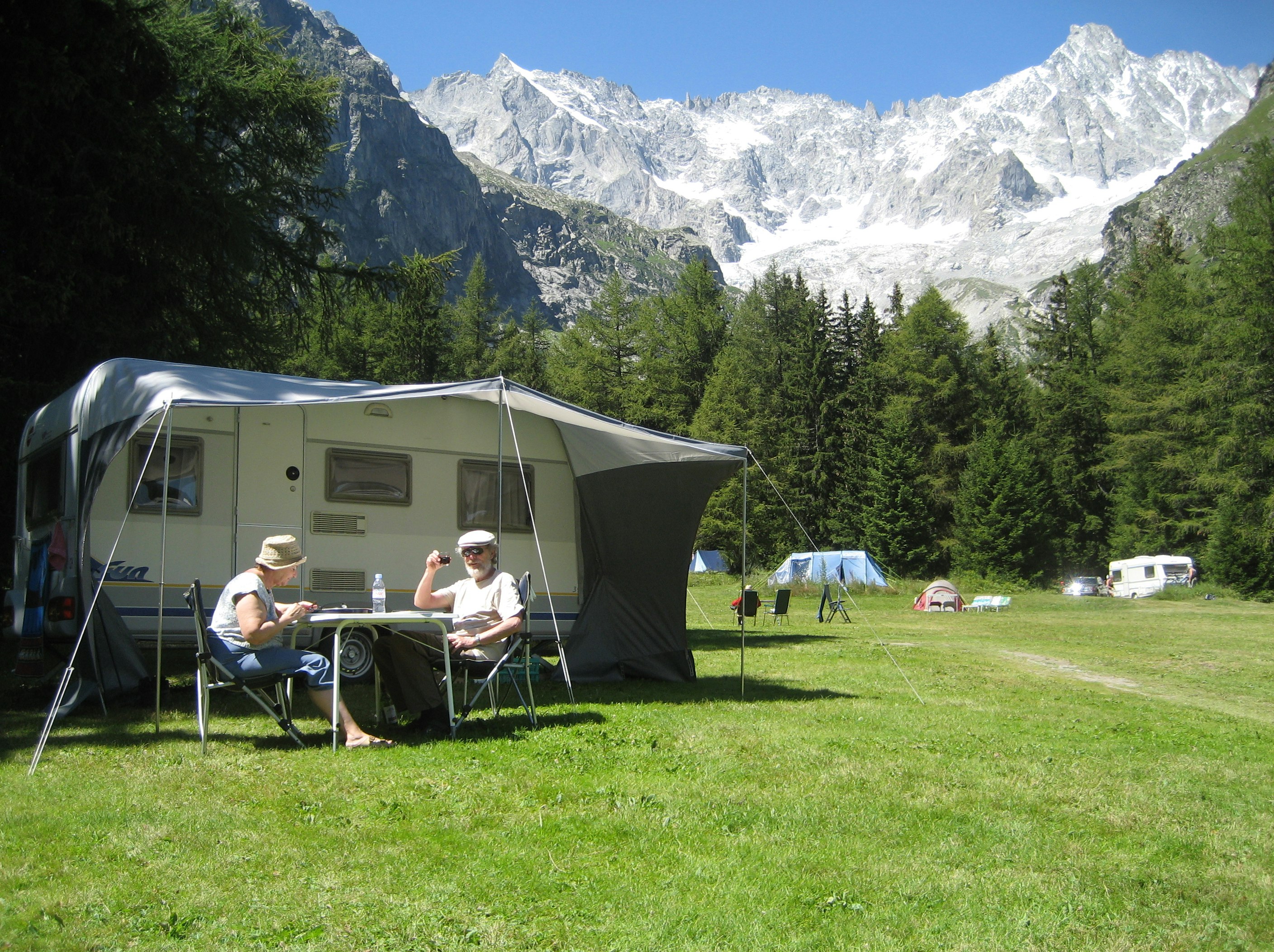 Camping des Glaciers  Camping Des Glaciers - Standplätze auf der Wiese mit Blick auf die Berge