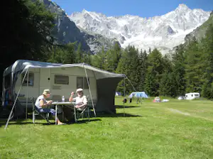 Camping des Glaciers Camping Des Glaciers - Standplätze auf der Wiese mit Blick auf die Berge