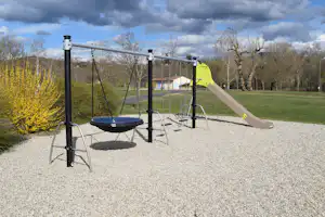 Camping des Gorges de l'Allier - Spielplatz vom Campingplatz mit Rutsche und Schaukel