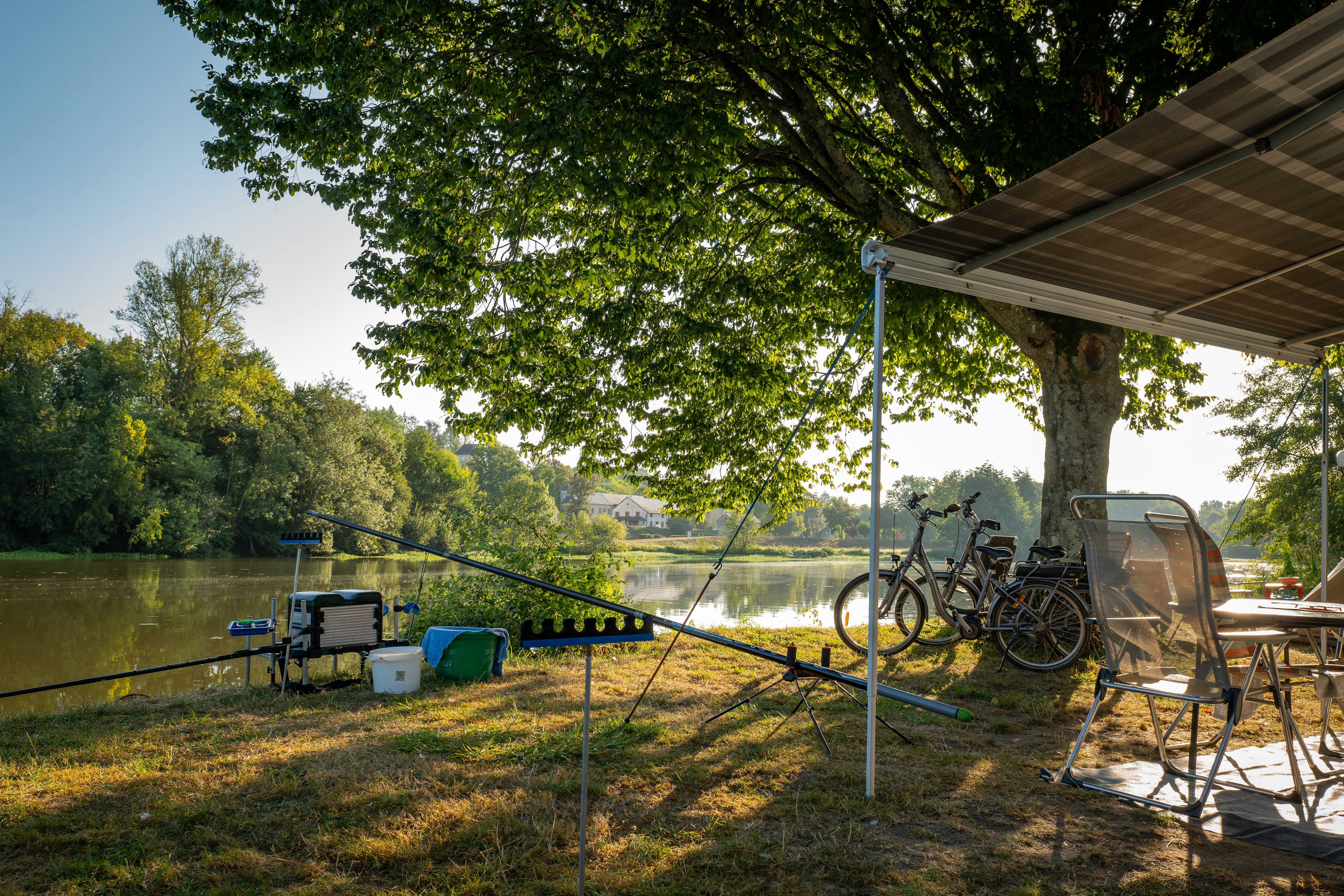 Camping des Halles – Onlycamp - Angeln am See als Freizeitaktivität