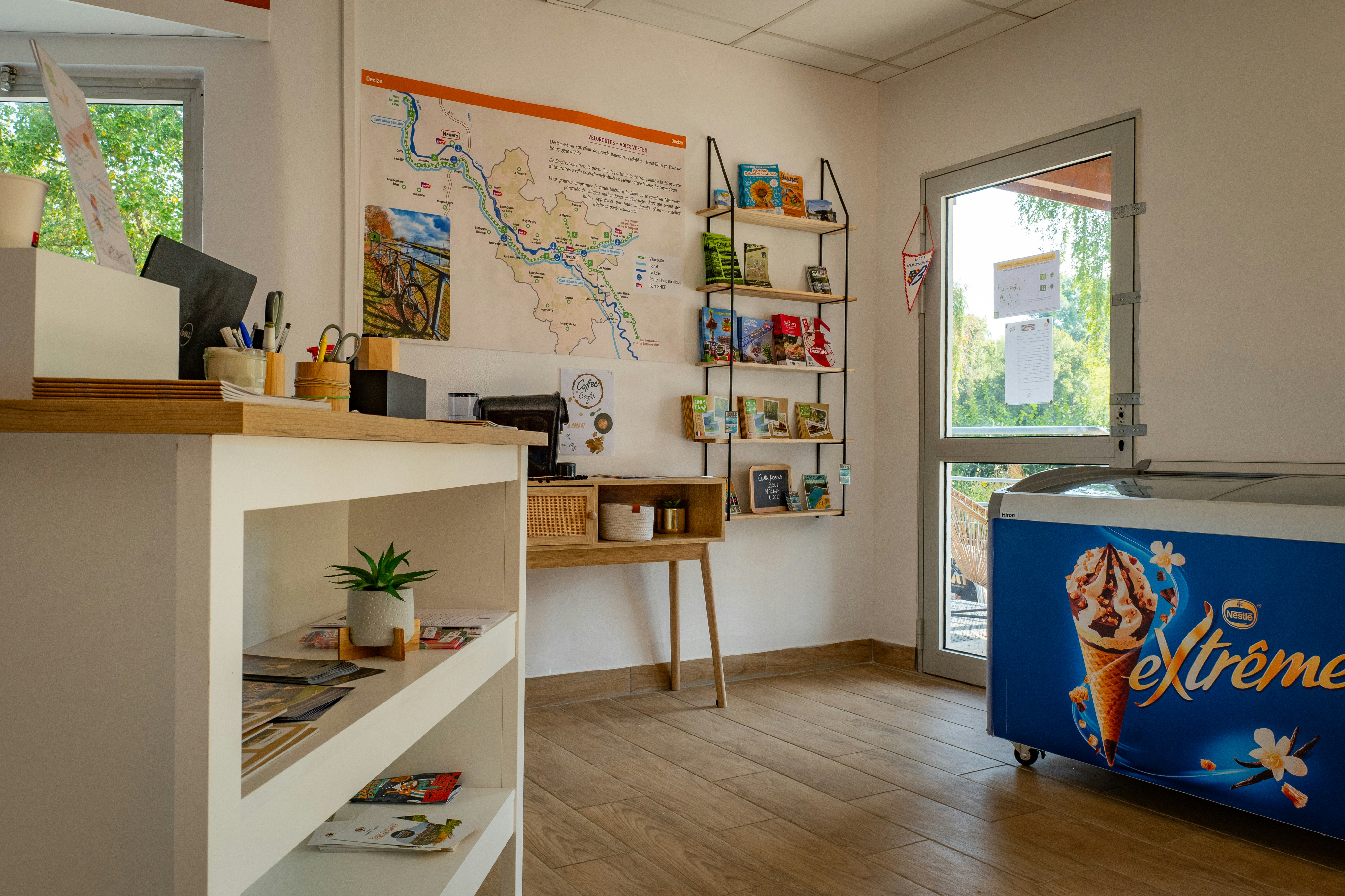 Camping des Halles – Onlycamp - Rezeption mit Infobroschüren und Eisverkauf