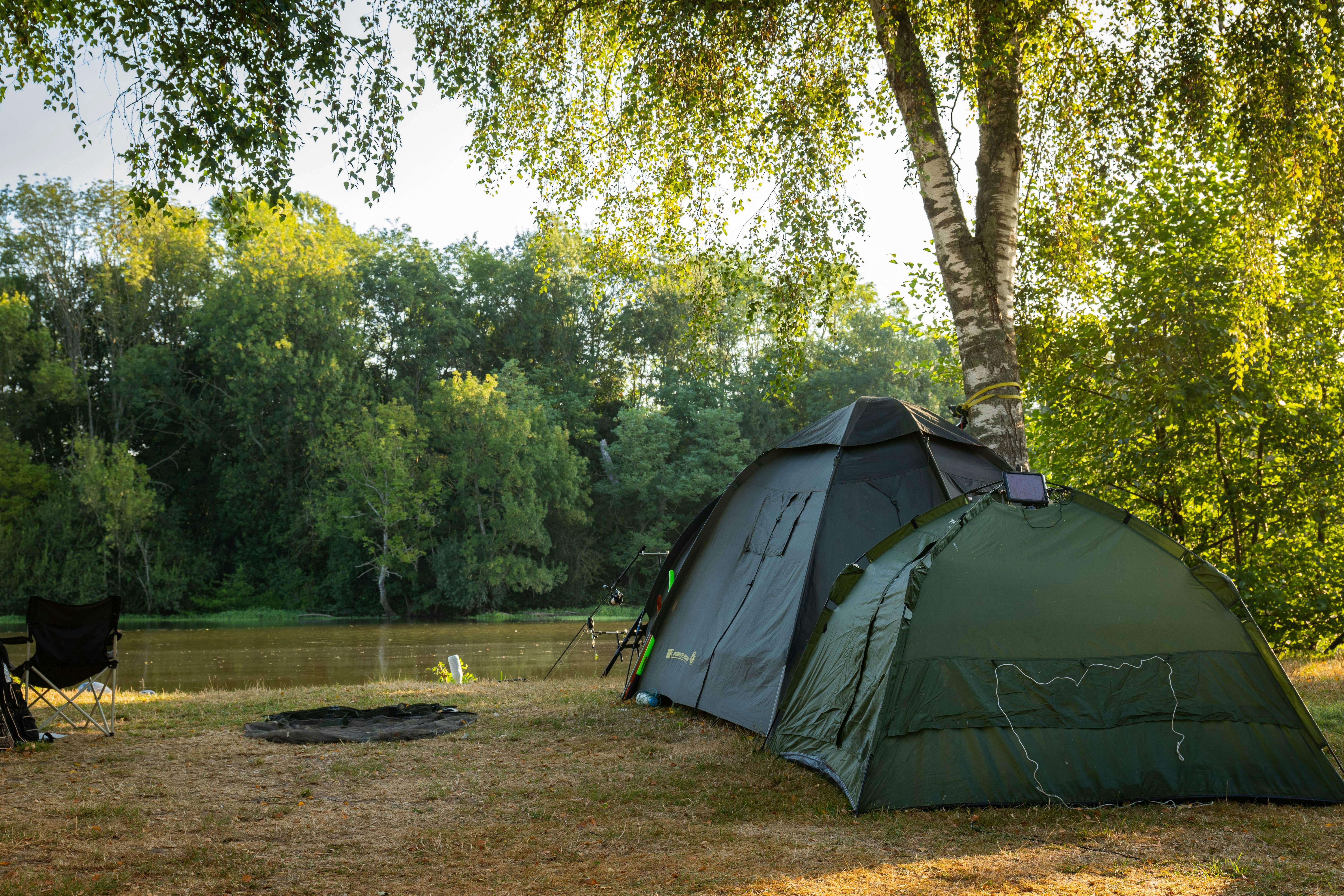 Camping des Halles – Onlycamp - Zeltplatz im Schatten auf dem Campingplatz