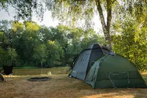 Camping des Halles – Onlycamp - Zeltplatz im Schatten auf dem Campingplatz