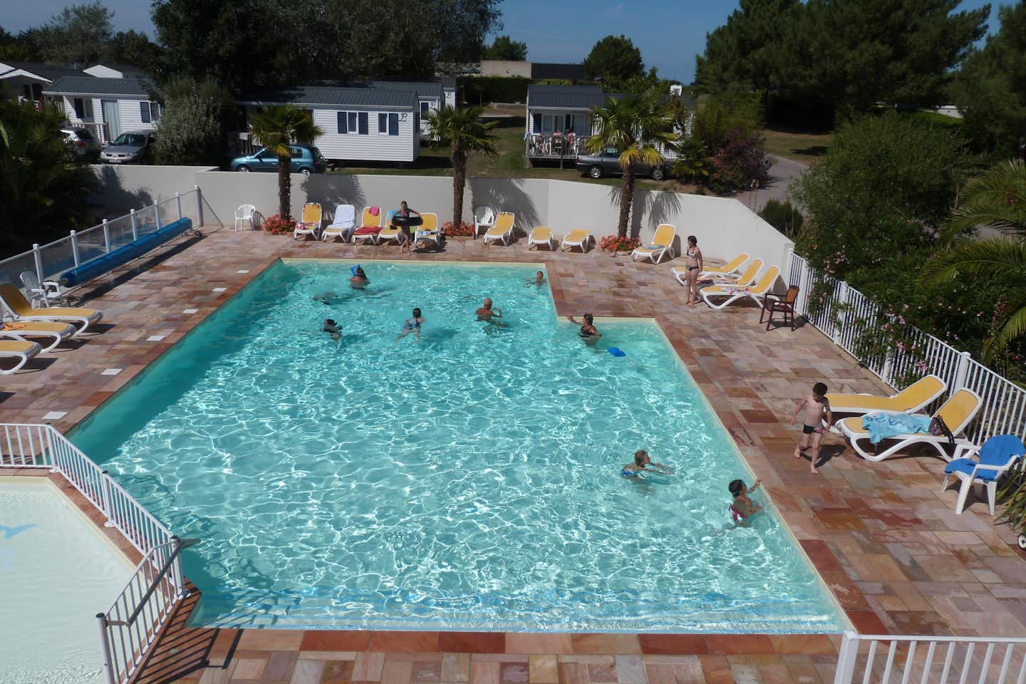 Camping Des Hautes Grées - Gäste liegen am Pool in der Sonne