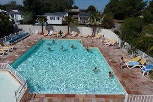 Camping Des Hautes Grées - Gäste liegen am Pool in der Sonne