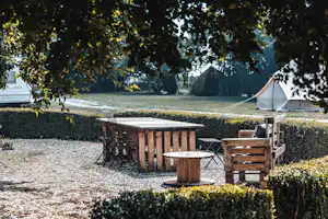 Camping Des Hortensias - Sitzecke auf dem Campingplatz