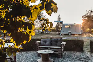 Camping Des Hortensias - Sitzecke vor der Standplatzwiese
