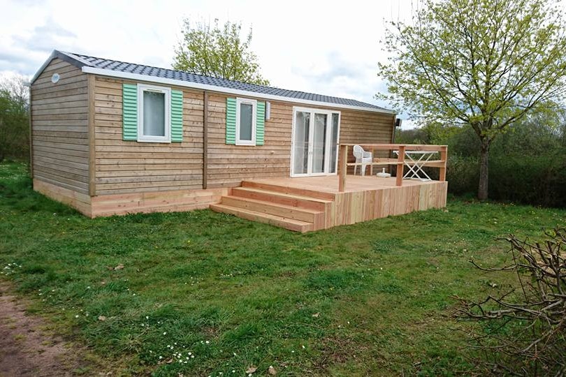 Camping Des Lacs -  Mobilheim mit Terrasse auf dem Campingplatz