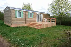 Camping Des Lacs - Mobilheim mit Terrasse auf dem Campingplatz
