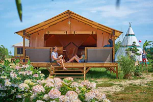 Camping des Lacs - Mobilheim mit Terrasse auf dem Campingplatz
