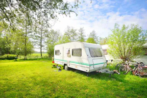 Camping des Lacs - Wohnwagenstellplatz im Grünen auf dem Campingplatz