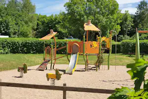 Camping des Lacs - Klettergerüst auf dem Kinderspielplatz