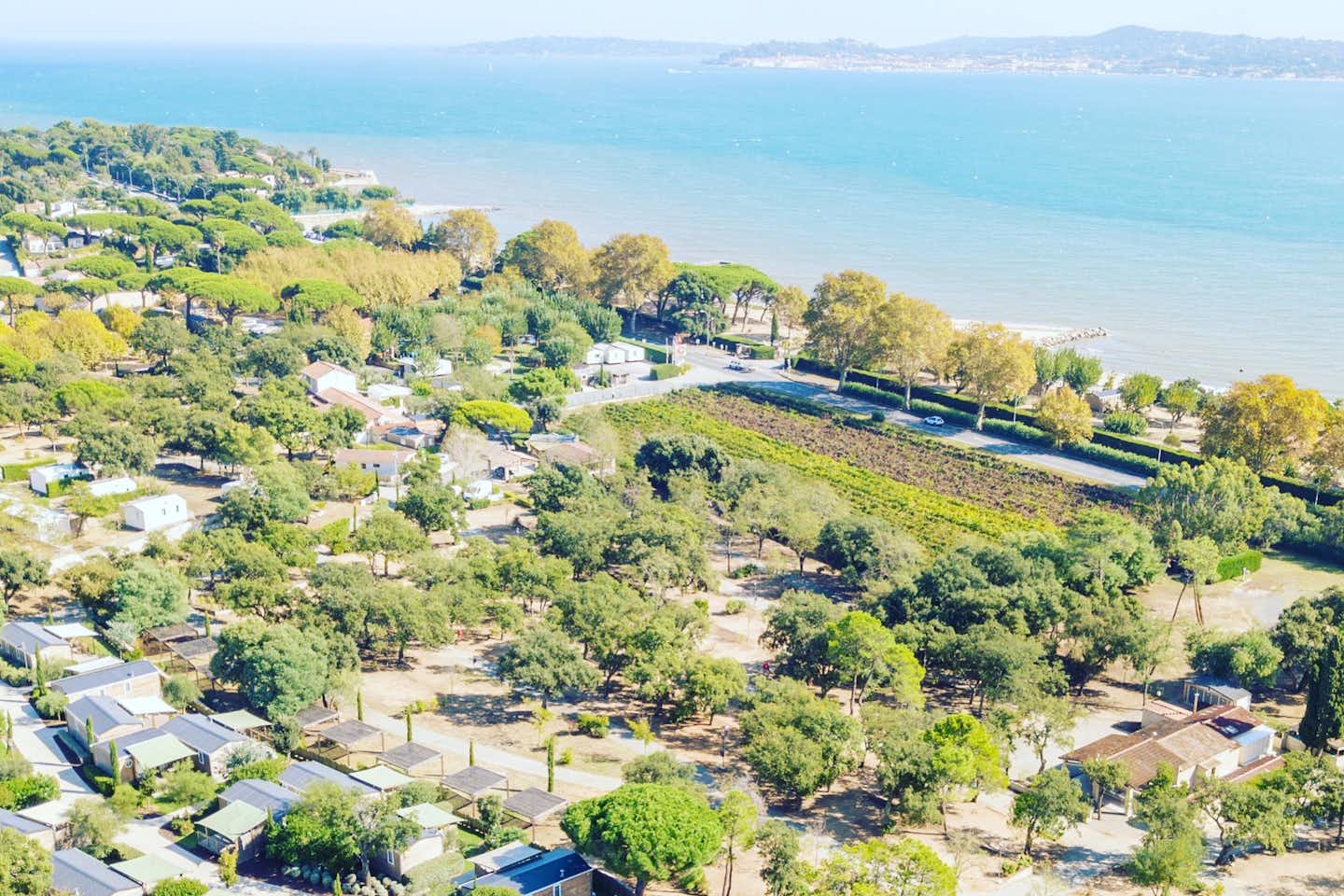 Camping des Mûres  -  Luftaufnahme vom Campingplatz am Strand der Cote d'Azur