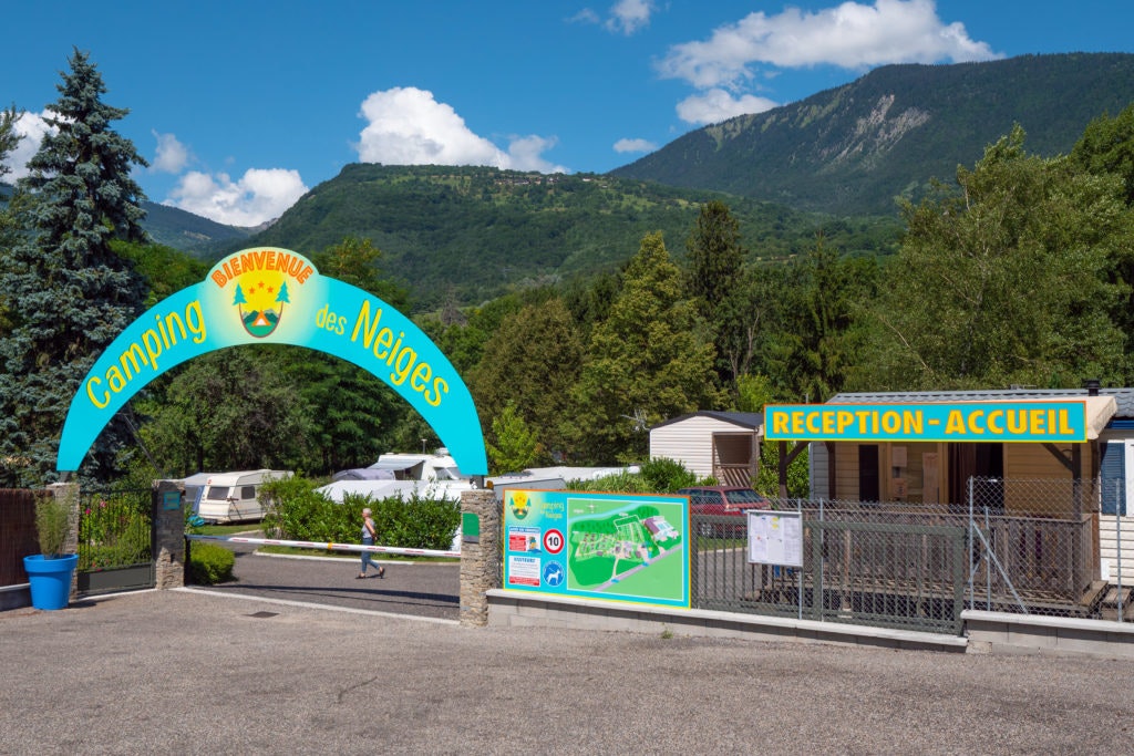 Camping des Neiges - Blick auf den Eingang und die Rezeption des Campingplatzes