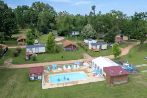 Camping des Papillons - Luftaufnahme des Campingplatzes mit Pool und Mobilheimen