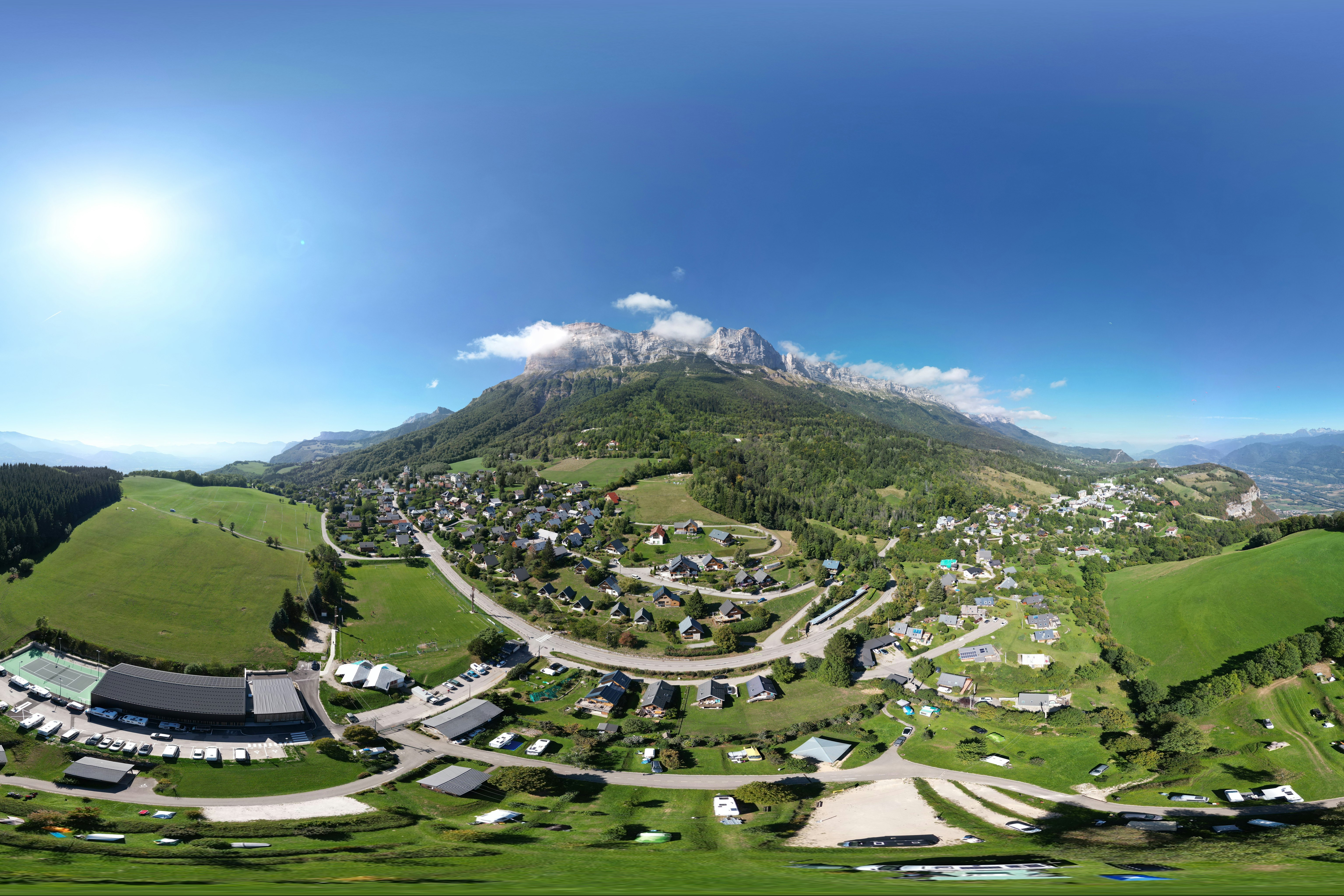 Camping des Petites Roches - Panorama-Vogelperspektive auf das Campingplätzgelände, die Umgebung und die französischen Alpen im Hintergrund