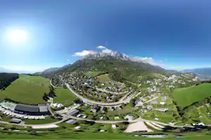 Camping des Petites Roches - Panorama-Vogelperspektive auf das Campingplätzgelände, die Umgebung und die französischen Alpen im Hintergrund