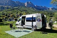 Camping des Petites Roches - Standplatz auf der Wiese des Campingapltzes mit atemberaubender Aussicht auf die französischen Alpen