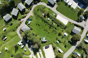 Camping des Petites Roches - Vogelperspektive auf das Campingplatzgelände