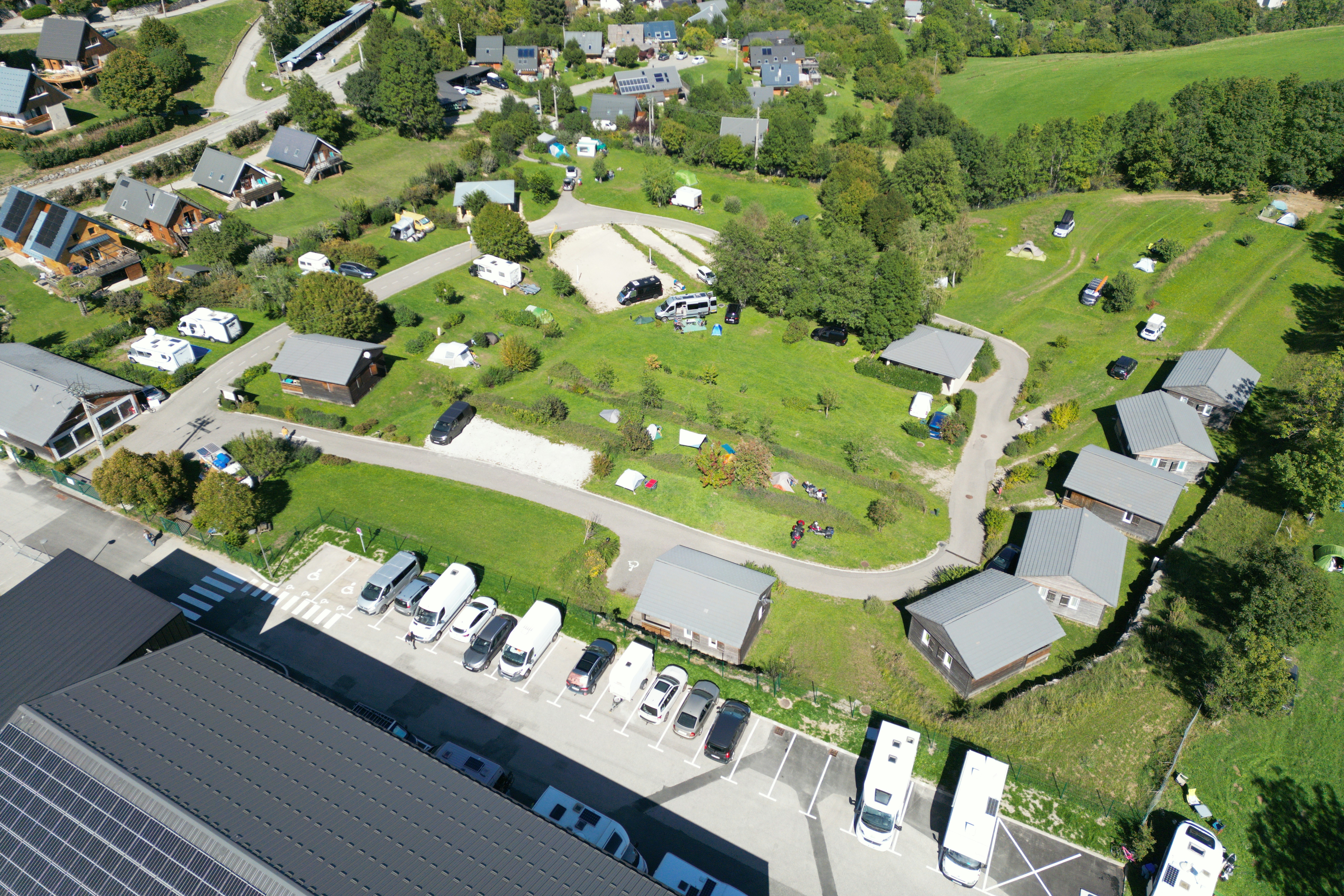Camping des Petites Roches - Vogelperspektive auf das Campingpltzgelände und die Stellplätze
