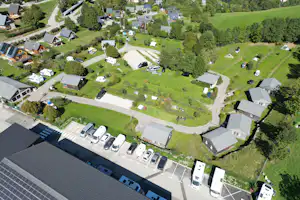 Camping des Petites Roches - Vogelperspektive auf das Campingpltzgelände und die Stellplätze