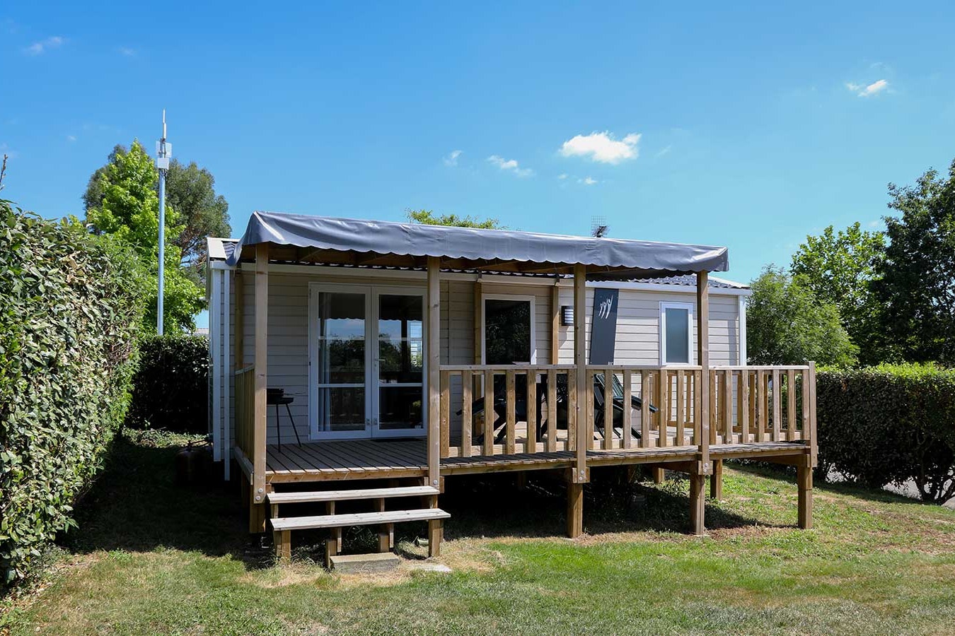 Camping Domaine du Morbihan  Camping Des Peupliers  - Mobilheim mit Terrasse auf dem Campingplatz