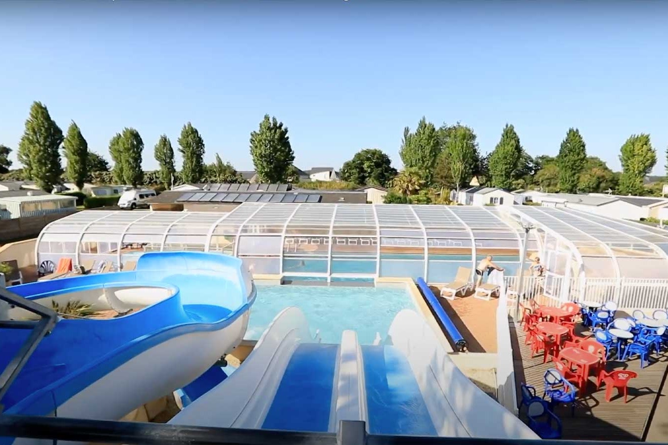 Camping Domaine du Morbihan  Camping Des Peupliers  - Rutschen im Wasserpark des Campingplatzes