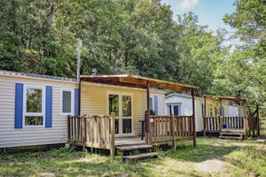 Camping des Randonneurs - Mobilheim mit Terrasse auf dem Campingplatz