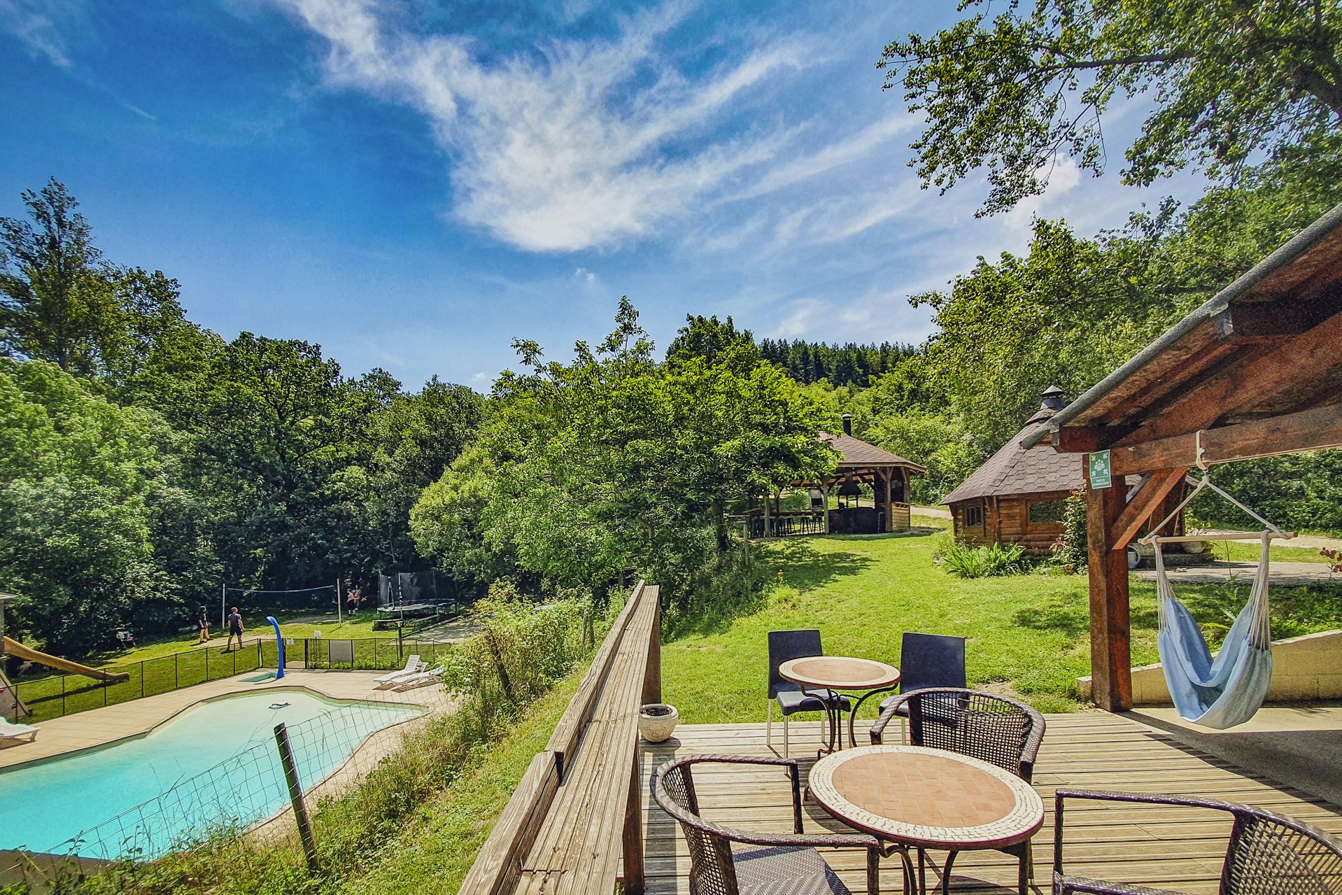 Camping des Randonneurs  - Terrasse am Pool des Campingplatzes