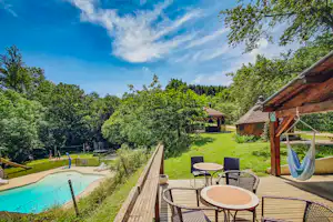 Camping des Randonneurs - Terrasse am Pool des Campingplatzes
