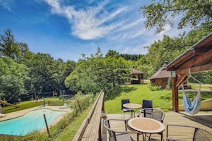 Camping des Randonneurs - Terrasse am Pool des Campingplatzes