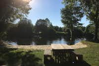 Camping Des Ribières - Picknickbank mit Aussicht auf das Ufer