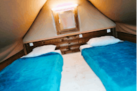 Camping des Rives du Loing - Schlafbereich in einem Mobilheim