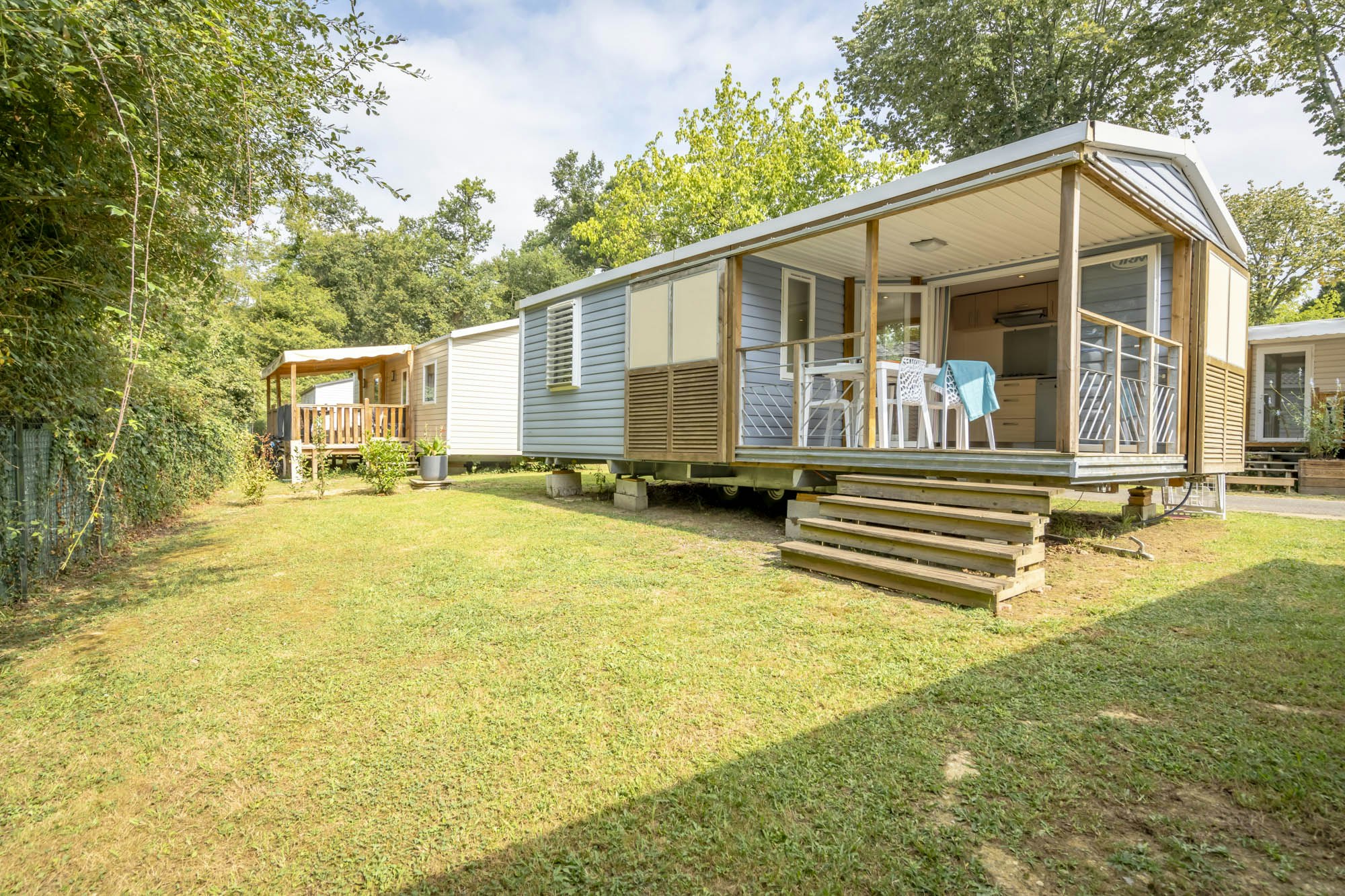 Camping des Salines  - Mobilheim mit Terrasse auf dem Campingplatz