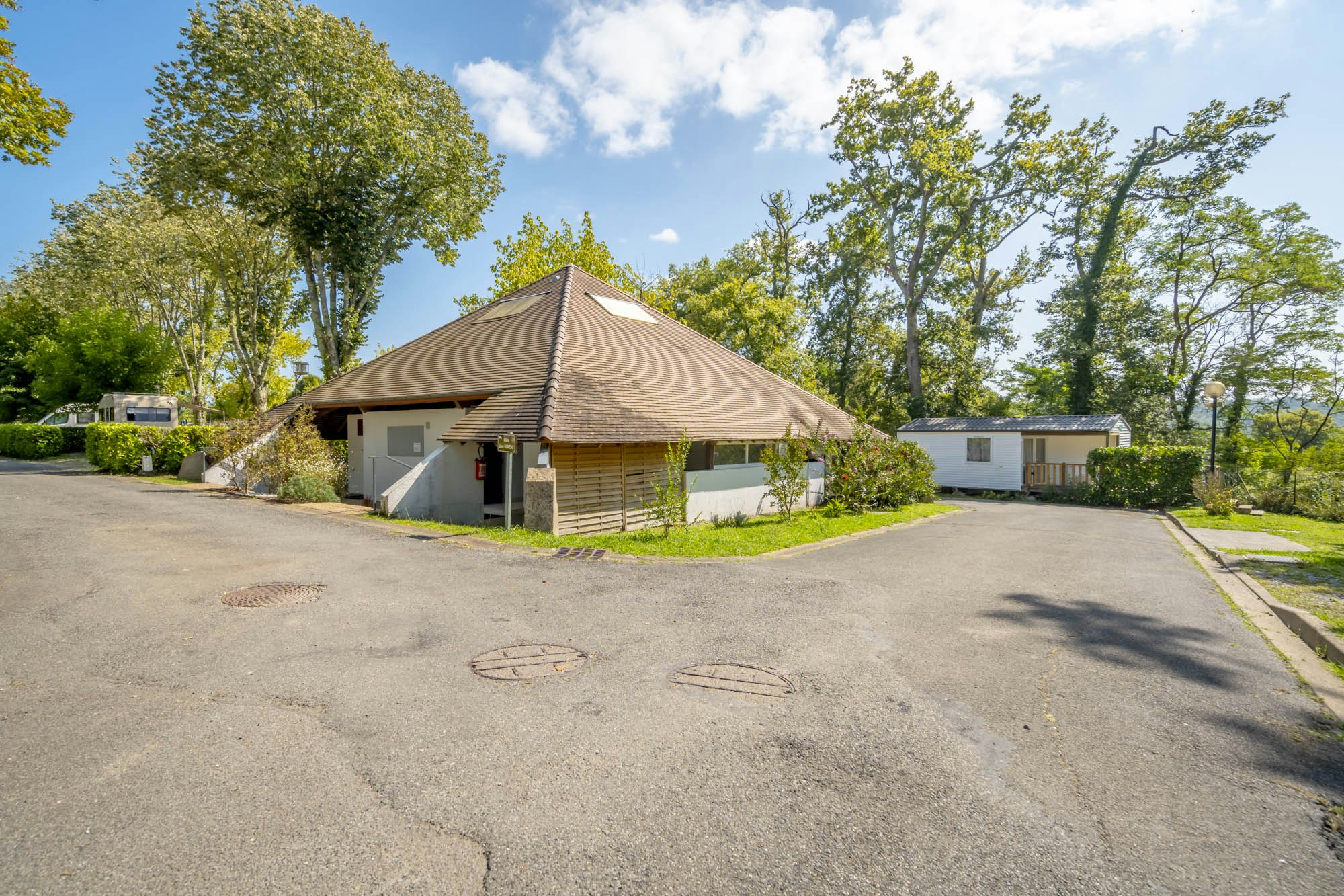 Camping des Salines - Blick auf den Sanitärblock auf dem Campingplatz