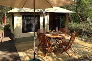 Camping des Sources - Bungalow mit Veranda auf dem Campingplatz