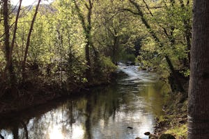 Camping des Sources - Fluss in der Nähe vom Campingplatz