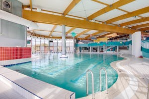 Flower Camping des Vallées - Hallenbad auf dem Campingplatz