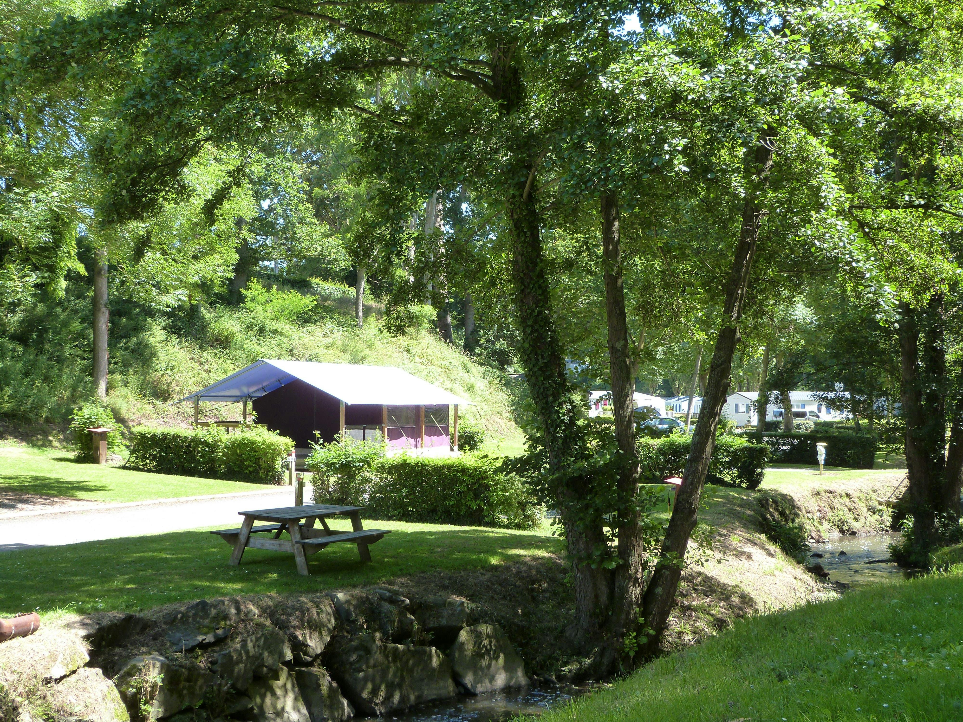 Flower Camping des Vallées - Standplätze im Grünen auf dem Campingplatz