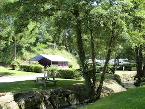 Flower Camping des Vallées - Standplätze im Grünen auf dem Campingplatz