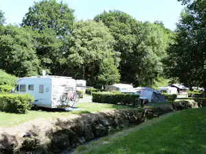 Flower Camping des Vallées - Wohnmobil- und Wohnwagenstandplätze auf der Wiese