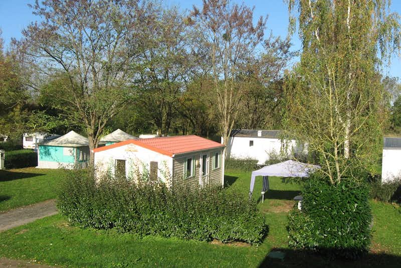 Camping des Varennes  - Blick auf Mobilheime vom Campingplatz